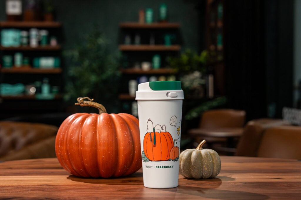 Snoopy x Starbucks: así luce colección inspirada en el especial de Halloween de Peanuts 4 PeanutsMerchFall2026 02512 scaled 1
