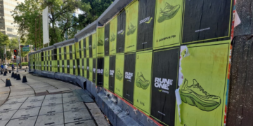 Saucony enfrenta críticas tras colocar publicidad sobre memorial de desaparecidos en México