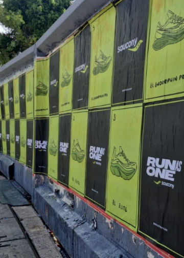 MercadoNegro 28 Saucony enfrenta críticas tras colocar publicidad sobre memorial de desaparecidos en México