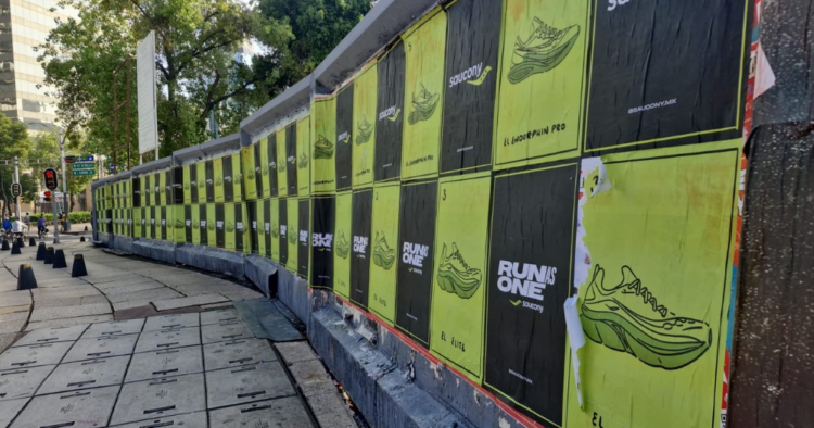 Saucony enfrenta críticas tras colocar publicidad sobre memorial de desaparecidos en México 1 Saucony enfrenta críticas tras colocar publicidad sobre memorial de desaparecidos en México