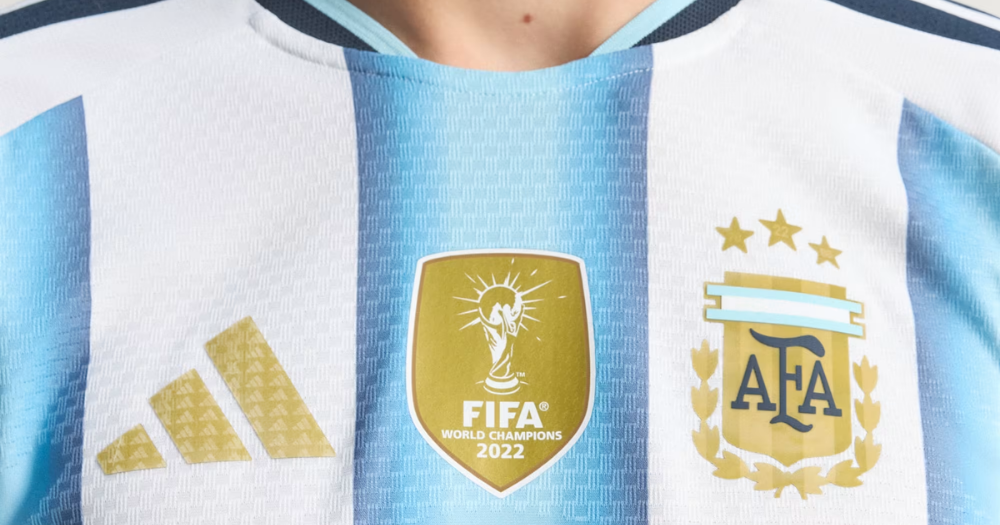 Messi recibió una carta del escudo argentino en su despedida de la Selección 4 El escudo de la selección Argentina recuerda más de dos décadas junto a Messi