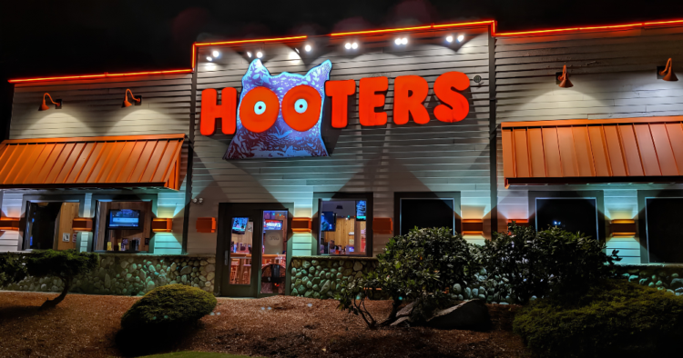 Hooters tendrá su propia película sobre el origen de la marca 1 Hooters tendrá su propia película sobre el origen de la marca