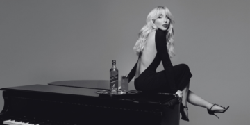 Sabrina Carpenter y Johnnie Walker crean una colaboración inspirada en su nueva etapa musical