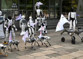 Robots salen a las calles de Varsovia para pedir regulación de la IA