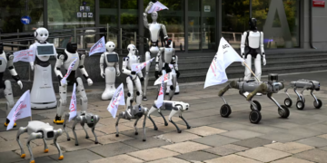 Robots salen a las calles de Varsovia para pedir regulación de la IA 3 Robots salen a las calles de Varsovia para pedir regulación de la IA