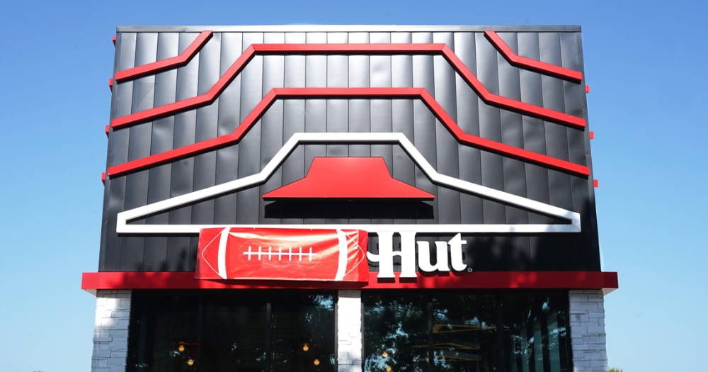 Pizza Hut convierte su caja de pizza en un campo de fútbol americano 3 Pizza Hut también se convierte temporalmente en “Hut Hut” por la NFL