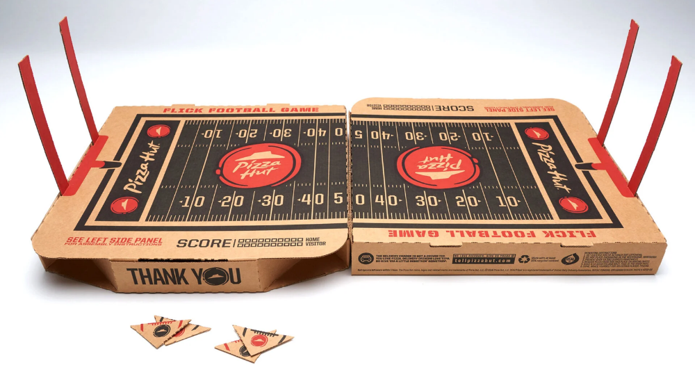 Pizza Hut convierte su caja de pizza en un campo de fútbol americano 2 Pizza Hut convierte el packaging en una experiencia de juego