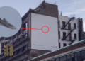 New Balance muestra su 990v7 en una gran valla donde la zapatilla apenas se visible