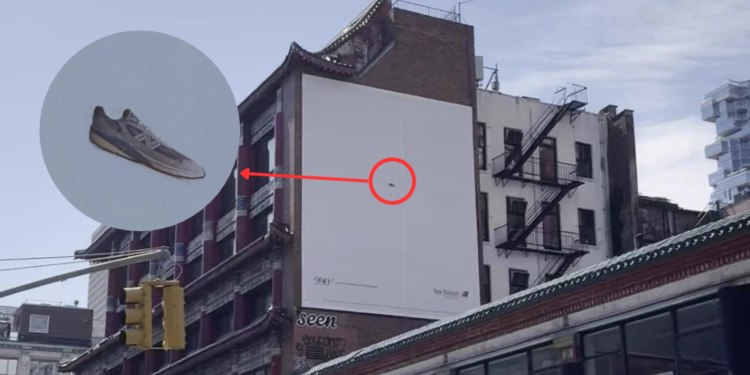 New Balance muestra su 990v7 en una gran valla donde la zapatilla apenas se visible