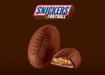 Snickers convierte su clásica barra en un balón de fútbol americano