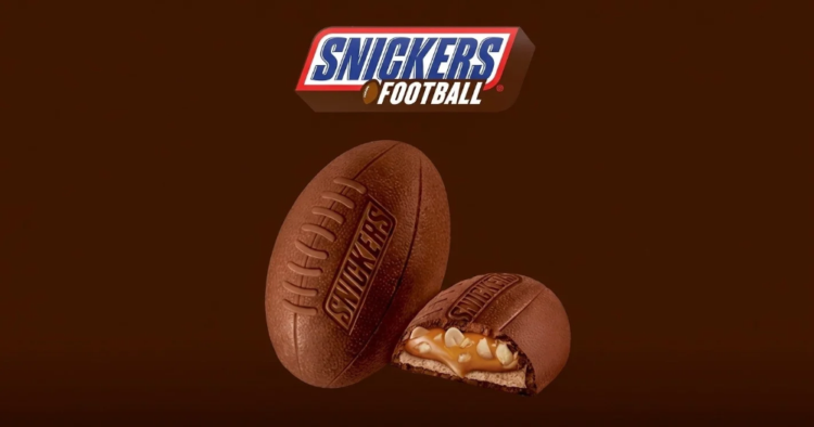 Snickers convierte su clásica barra en un balón de fútbol americano 1 Snickers convierte su clásica barra en un balón de fútbol americano