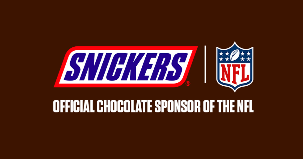 Snickers convierte su clásica barra en un balón de fútbol americano 2 Snickers cambia la forma de su barra para la temporada de la NFL