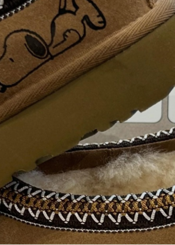 MercadoNegro 29 UGG y Peanuts llevan a Snoopy a sus clásicos modelos de botas para celebrar el otoño