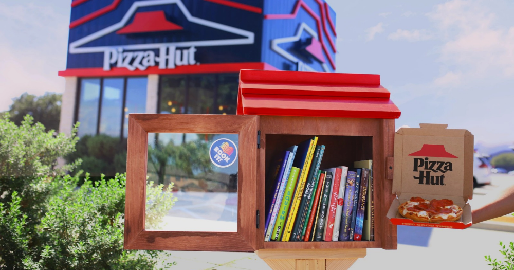 Pizza Hut convierte sus icónicos techos rojos en pequeñas bibliotecas comunitarias 3 BOOK IT! y la nostalgia como estrategia de marketing