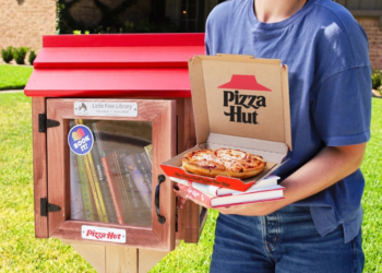 Pizza Hut convierte sus icónicos techos rojos en pequeñas bibliotecas comunitarias