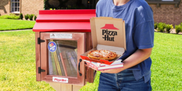 Pizza Hut convierte sus icónicos techos rojos en pequeñas bibliotecas comunitarias 2 Pizza Hut convierte sus icónicos techos rojos en pequeñas bibliotecas comunitarias