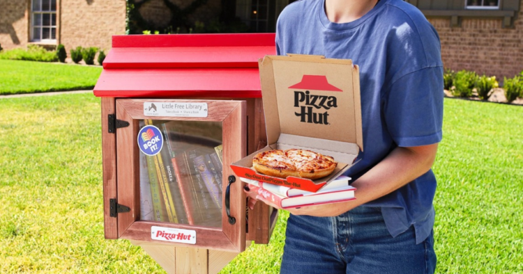 Pizza Hut convierte sus icónicos techos rojos en pequeñas bibliotecas comunitarias 1 Pizza Hut convierte sus icónicos techos rojos en pequeñas bibliotecas comunitarias