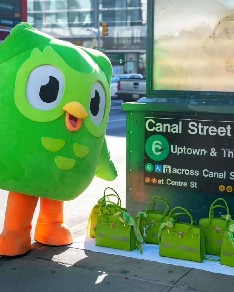 Duolingo crea una colección de moda para quienes no saben pronunciar marcas como Hermès 6 SaveClip.App 798539367 18629430880008469 2901150759097718756 n