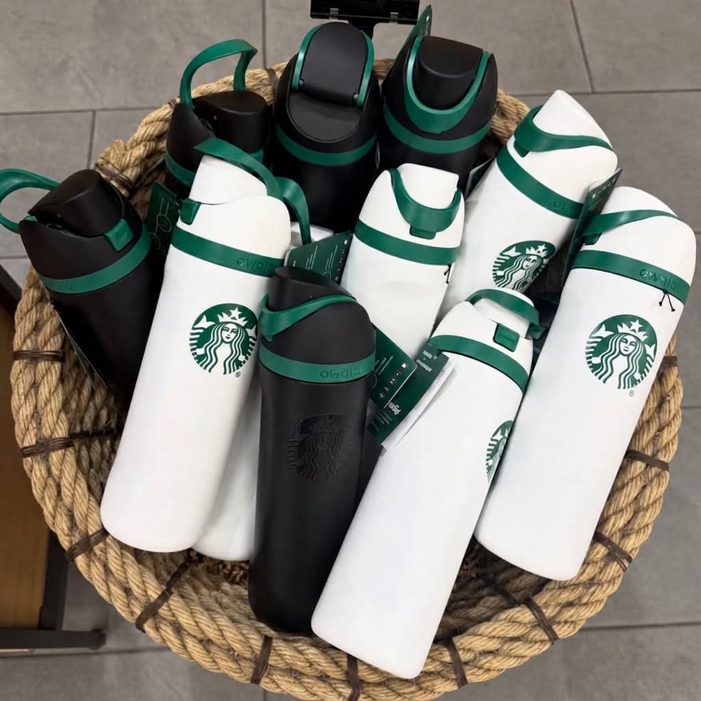 Owala x Starbucks llega por primera vez a tiendas seleccionadas de la cadena 2 Starbucks x Owala