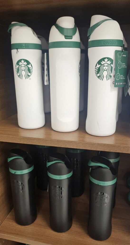 Owala x Starbucks llega por primera vez a tiendas seleccionadas de la cadena 3 Owala x Starbucks llega por primera vez a tiendas seleccionadas de la cadena.