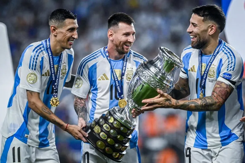 Messi y el #NoTeVayasLio: cuando Argentina le pidió que no dejara la Selección 8 di maria messi y otamendi levantan la copa america 2024 w862
