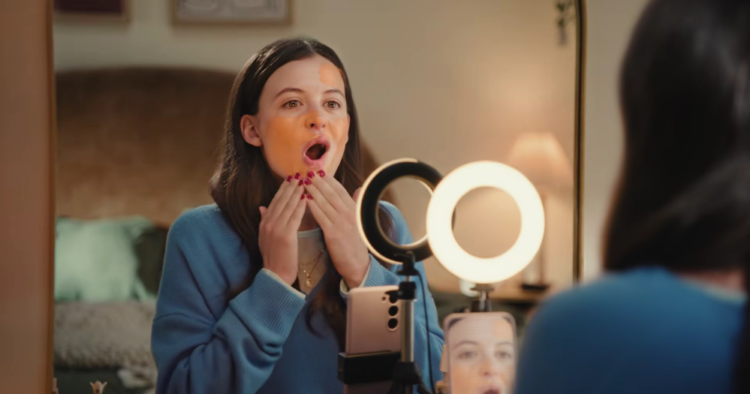e.l.f. Cosmetics presenta una perturbadora campaña junto a Sara Waisglass inspirada en el “valle inquietante” 1 elf cosmetics