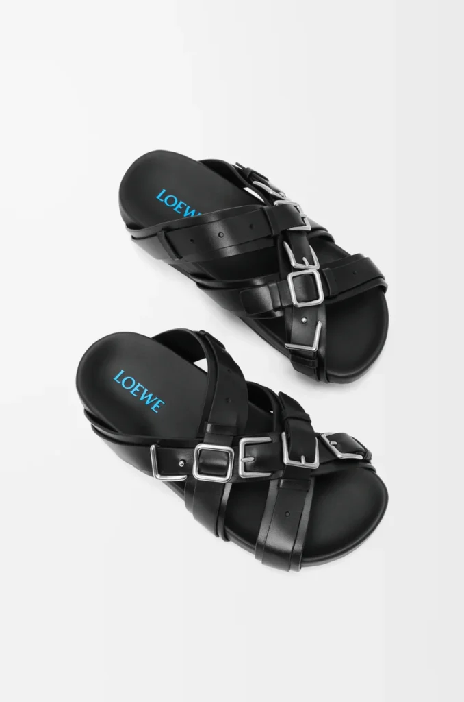 LOEWE lleva su nombre a las hebillas del calzado en un peculiar diseño 5 ig