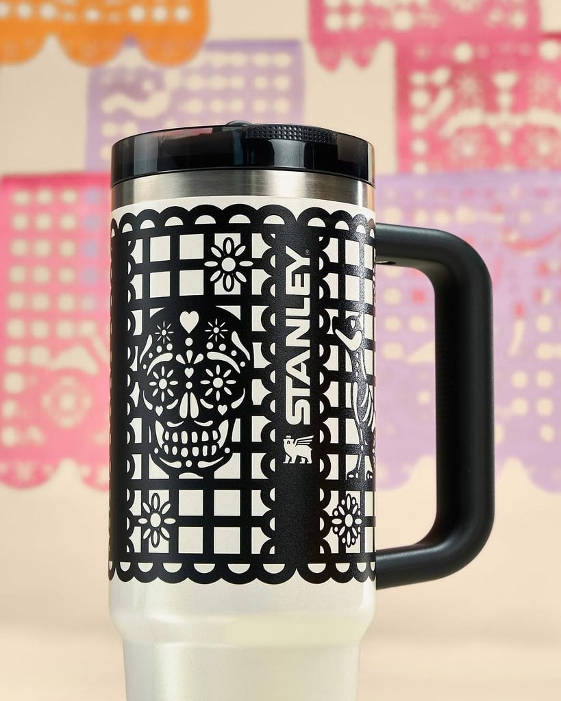 Stanley transforma el papel picado de Día de Muertos en el nuevo diseño de sus termos 3 Stanley transforma el papel picado de Día de Muertos en el nuevo diseño de sus termos.