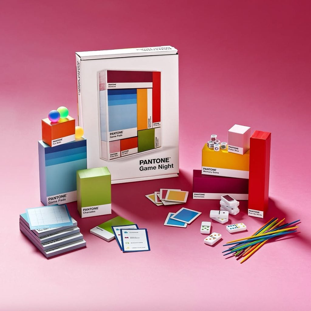 Pantone convierte su universo cromático en merchandising para la temporada navideña 8 workmanpub have your holiday gifting covered in full color
