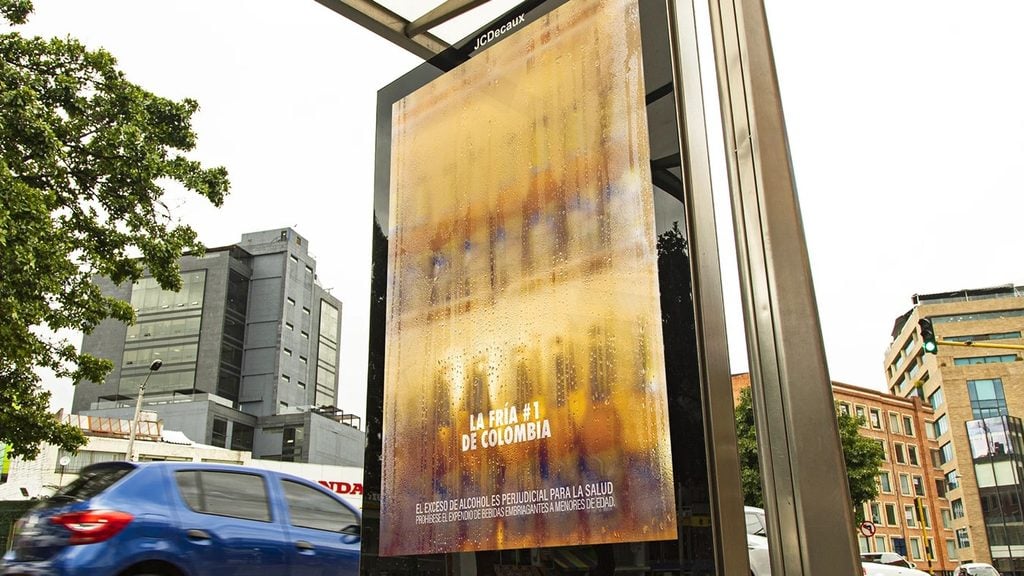 Águila Light despierta el antojo de una cerveza fría con esta creativa publicidad OOH. 