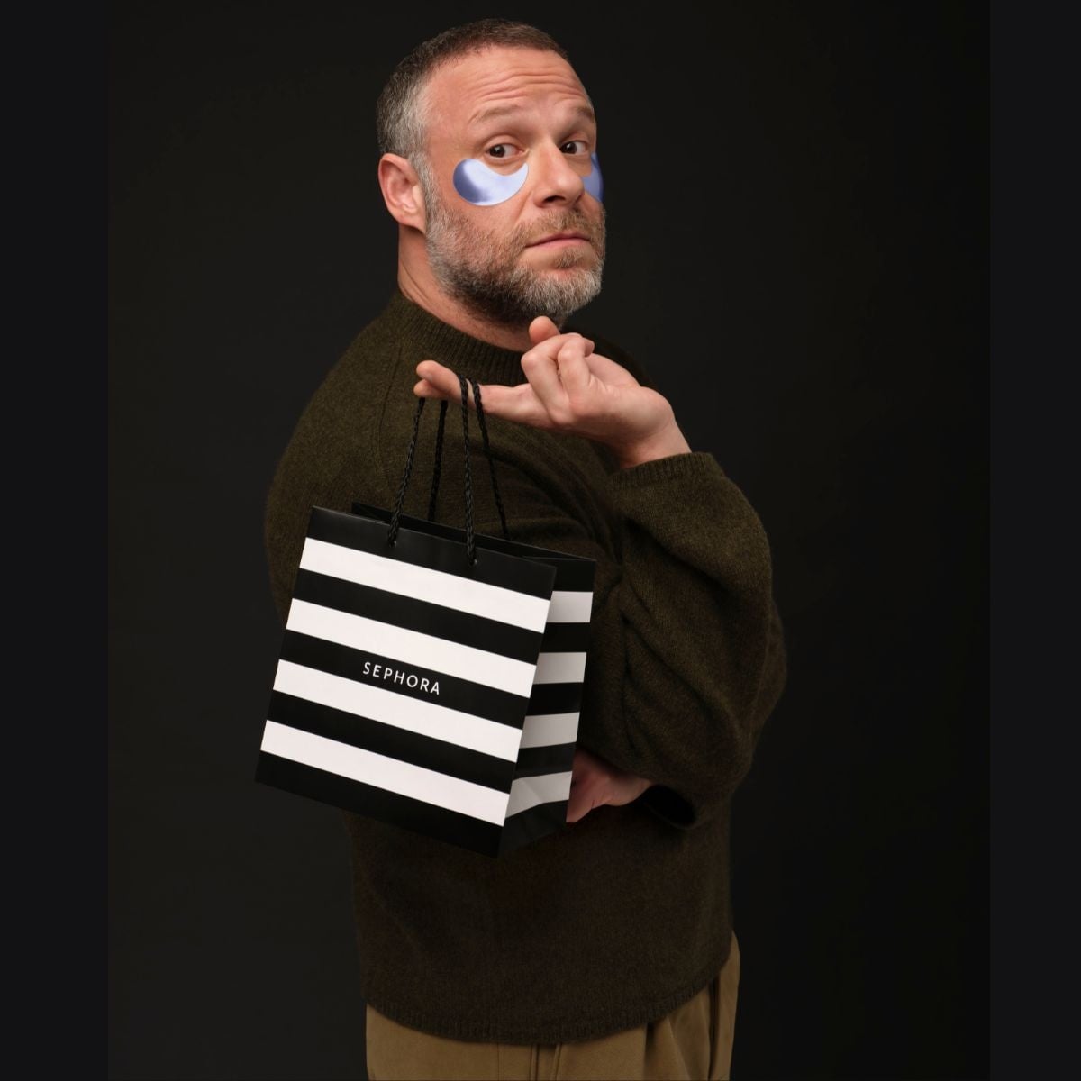 Seth Rogen busca los regalos navideños perfectos en la nueva campaña de Sephora 4 Seth Rogen Is Sephora's New Holiday Star—and He's Sharing His Gift Picks