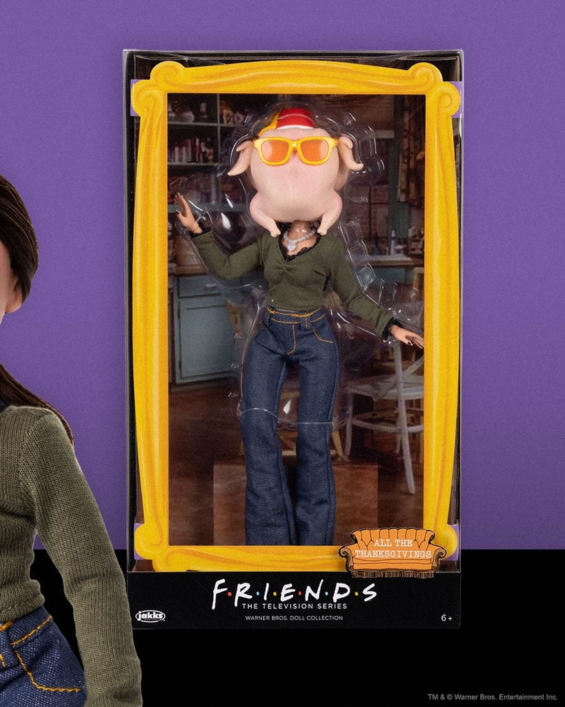 "Friends" convierte icónica escena de Monica con un pavo en la cabeza en un coleccionable 2 Muñeca coleccionable de Monica Geller de Friends con un pavo en la cabeza.