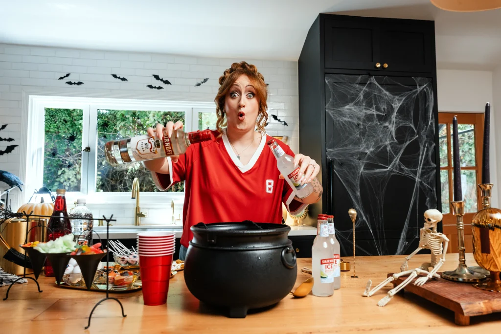 Smirnoff apuesta por un disfraz de su clásica botella para este Halloween 2026 4 Brittany Broski x Smirnoff