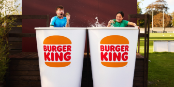 Burger King transforma sus emblemáticos vasos en tinas para refrescar a runners 2 Burger King