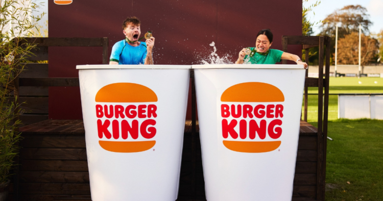 Burger King transforma sus emblemáticos vasos en tinas para refrescar a runners 1 Burger King
