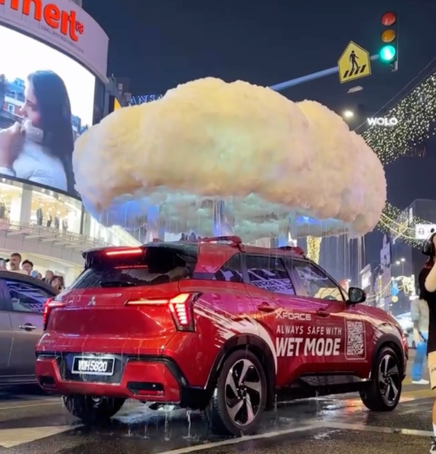 Mitsubishi coloca una nube artificial sobre su SUV para demostrar su conducción bajo la lluvia 3 Captura de pantalla 2026 10 15 151507