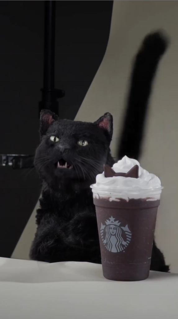 ¡Salem está de regreso! Icónico gato de Sabrina protagoniza campaña de Halloween de Starbucks 2 ¡Salem está de regreso! Icónico gato de Sabrina protagoniza campaña de Halloween de Starbucks.