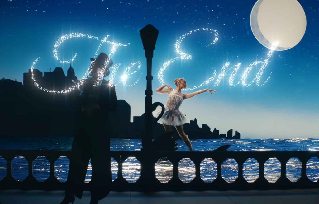Ariana Grande protagoniza la campaña navideña “JOY: The Swarovski Musical” 2 Ariana Grande protagoniza la campaña navideña “JOY: The Swarovski Musical”.