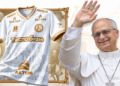 Juan Pablo II presenta una camiseta conmemorativa dedicada al papa León XIV