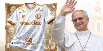 Juan Pablo II presenta una camiseta conmemorativa dedicada al papa León XIV 3 Juan Pablo II presenta una camiseta conmemorativa dedicada al papa León XIV