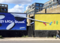 Sour Patch Kids lleva su rivalidad con Oreo a las calles con una campaña de publicidad exterior