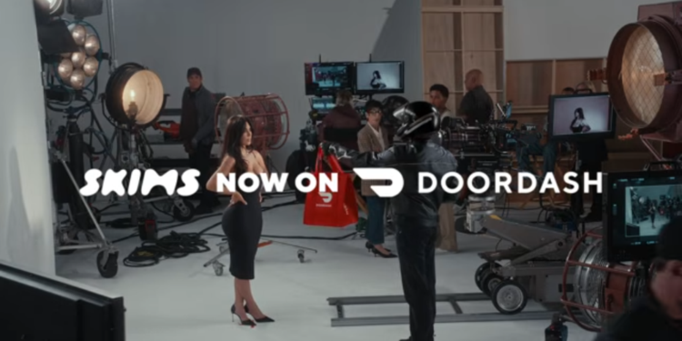 Kim Kardashian promociona alianza entre Skims y DoorDash con una nueva campaña