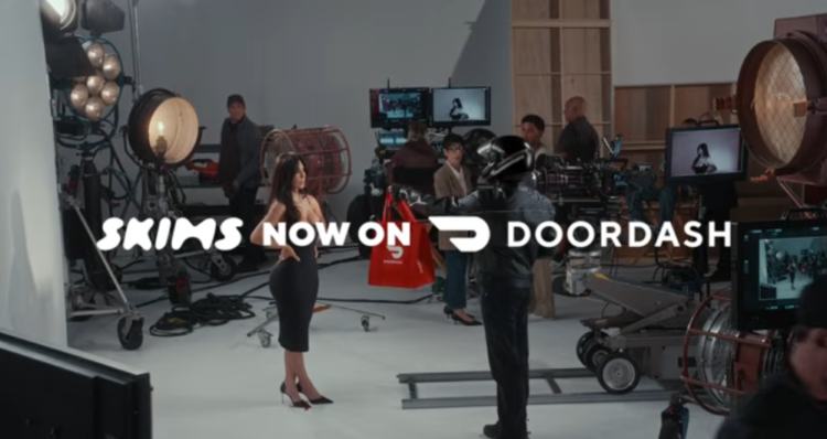 Kim Kardashian promociona alianza entre Skims y DoorDash con una nueva campaña 1 Kim Kardashian promociona alianza entre Skims y DoorDash con una nueva campaña