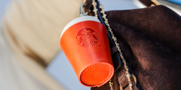 Starbucks convierte su emblemático vaso de café en un accesorio de moda de edición limitada 2 Starbucks convierte su emblemático vaso de café en un accesorio de moda de edición limitada