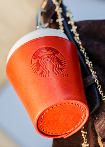Starbucks convierte su emblemático vaso de café en un accesorio de moda de edición limitada