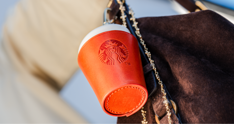 Starbucks convierte su emblemático vaso de café en un accesorio de moda de edición limitada 1 Starbucks convierte su emblemático vaso de café en un accesorio de moda de edición limitada