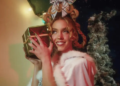 ¿Sydney Sweeney como Cindy Lou Who? La actriz protagoniza la nueva campaña navideña de SYRN