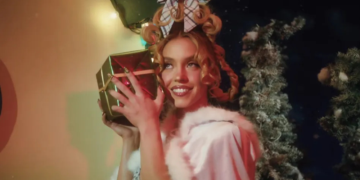 ¿Sydney Sweeney como Cindy Lou Who? La actriz protagoniza la nueva campaña navideña de SYRN 2 ¿Sydney Sweeney como Cindy Lou Who? La actriz protagoniza la nueva campaña navideña de SYRN