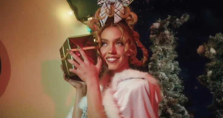 ¿Sydney Sweeney como Cindy Lou Who? La actriz protagoniza la nueva campaña navideña de SYRN 1 ¿Sydney Sweeney como Cindy Lou Who? La actriz protagoniza la nueva campaña navideña de SYRN