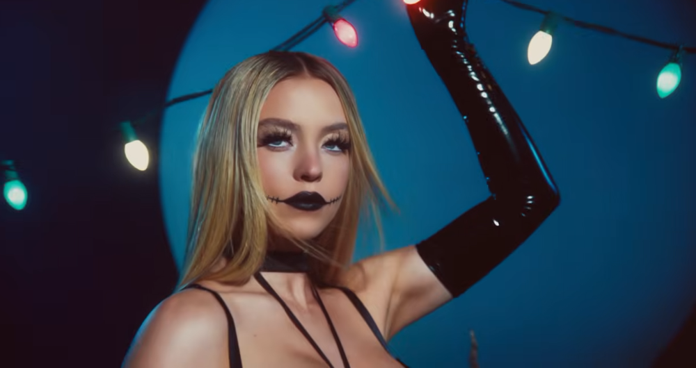 ¿Sydney Sweeney como Cindy Lou Who? La actriz protagoniza la nueva campaña navideña de SYRN 3 Diseno 2026 10 21T142952.324